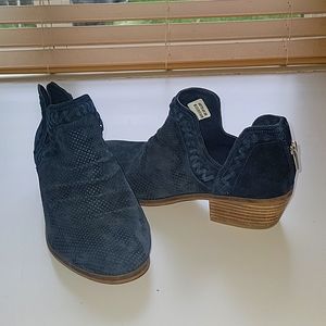 Vince Camuto Navy booties